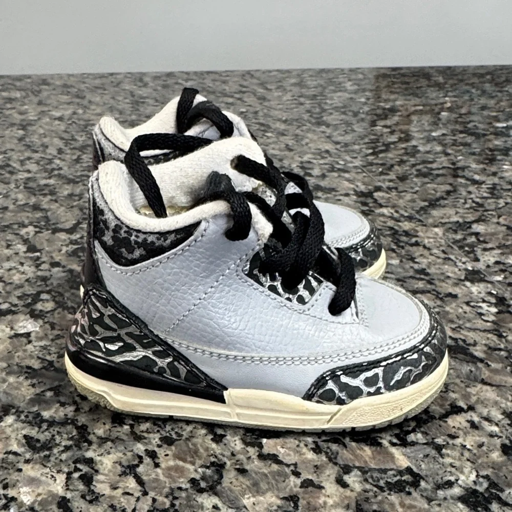 Jordan toddler Gray and Black Sneakers EUC 4 - Picture 3 of 10